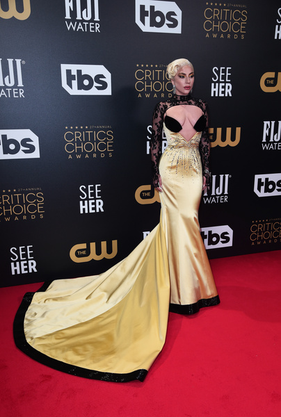 Смело и откровенно: разбираем образ Леди Гаги с «голым» платьем на Critics Choice Awards 2022
