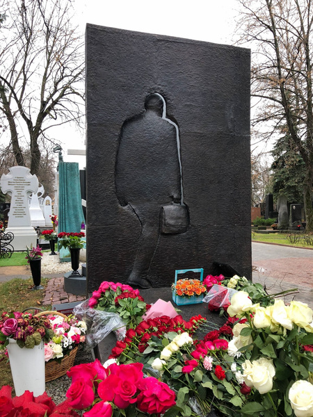 Как выглядит памятник на могиле Михаила Жванецкого