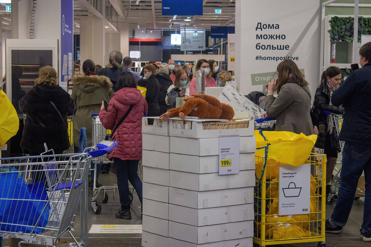 Следят за магазинами и получают зарплату: как живут сотрудники закрывшейся IKEA