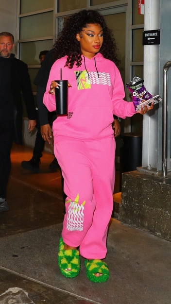 Megan Thee Stallion в розовом спортивном костюме и меховой обуви в Беверли-Хиллз | marieclaire.ru