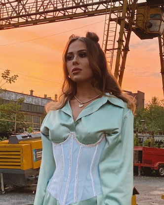 Евдокия @evdklar показала стильный образ с шелковой блузкой и корсетом