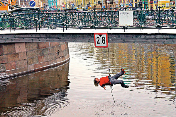 Один из перформансов мужчина провел на мосту в Санкт-Петербурге