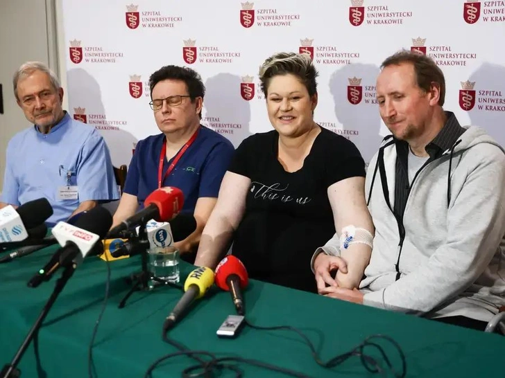 Доминика Кларк и Винсент Кларк, родители пятерняшек, во время пресс-конференции в Университетской больнице Кракова, Польша. | Источник: NurPhoto