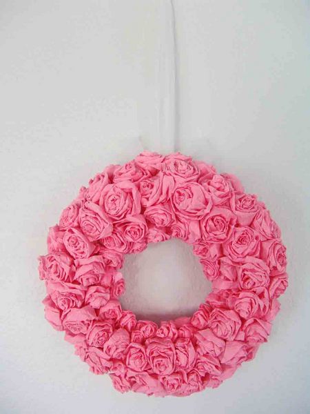 Венок из роз: цветочные заготовки сажаются на поролоновый «бублик».