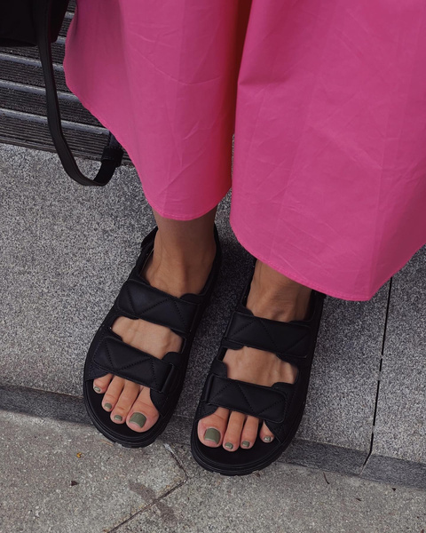 Базовый гардероб: модные и удобные сандалии на каждый день, которые подойдут ко всему