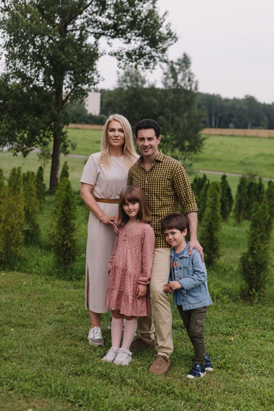 Виктория и Антон Макарские с детьми