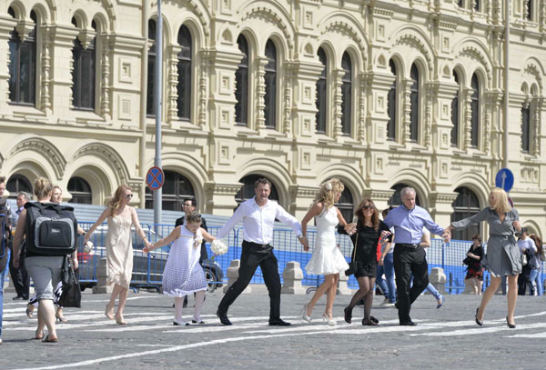 На Красной площади молодые и гости устроили настоящий перфоманс