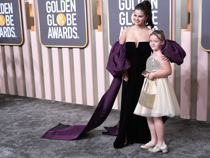 Смелое декольте и главный цвет 2023: Селена Гомес посетила «Золотой глобус-2023» вместе с младшей сестрой