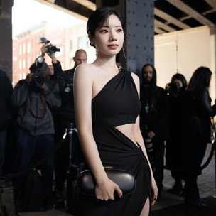 Платье с вырезами и босоножки на шпильке: повторяем очень сексуальный образ Дахён из TWICE на Неделе моды в Нью-Йорке