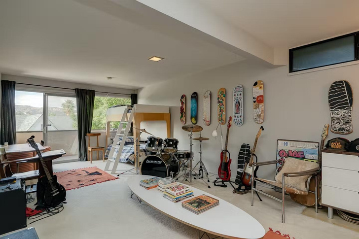 В Лос-Анджелесе продается классика модернизма — дом на холме за 2,1 млн долларов