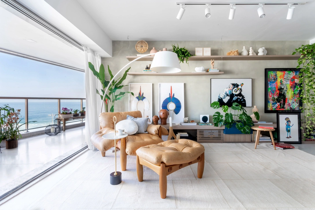 Приставной столик Cigg, диз. Жадера Алмейды (Jader Almeida). Кресло Mole, диз. Сержио Родригеса (Sergio Rodrigues). | Источник: Рената Фрейтос