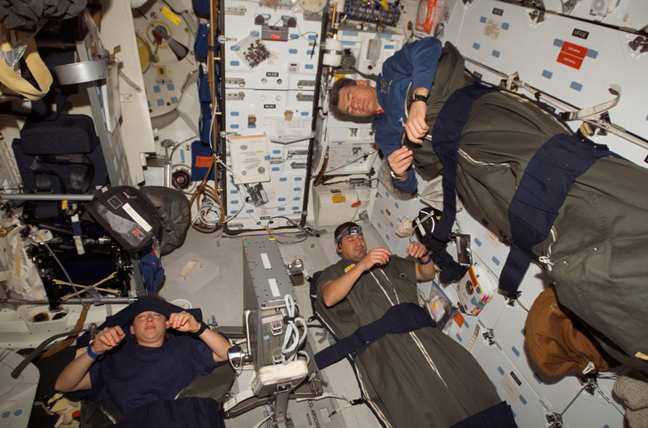 Как спят космонавты в космосе фото