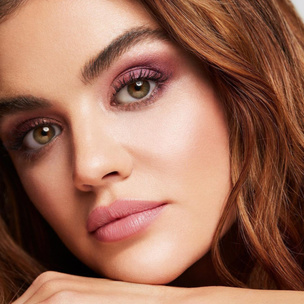 Ставим лайк: розовые блестящие тени как у Люси Хейл — лучшая идея макияжа для зеленых глаз
