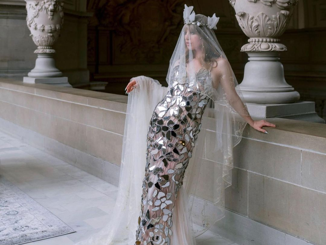 Платье из зеркал и корона: как прошла свадьба наследницы «проклятого» клана американских миллиардеров | marieclaire.ru