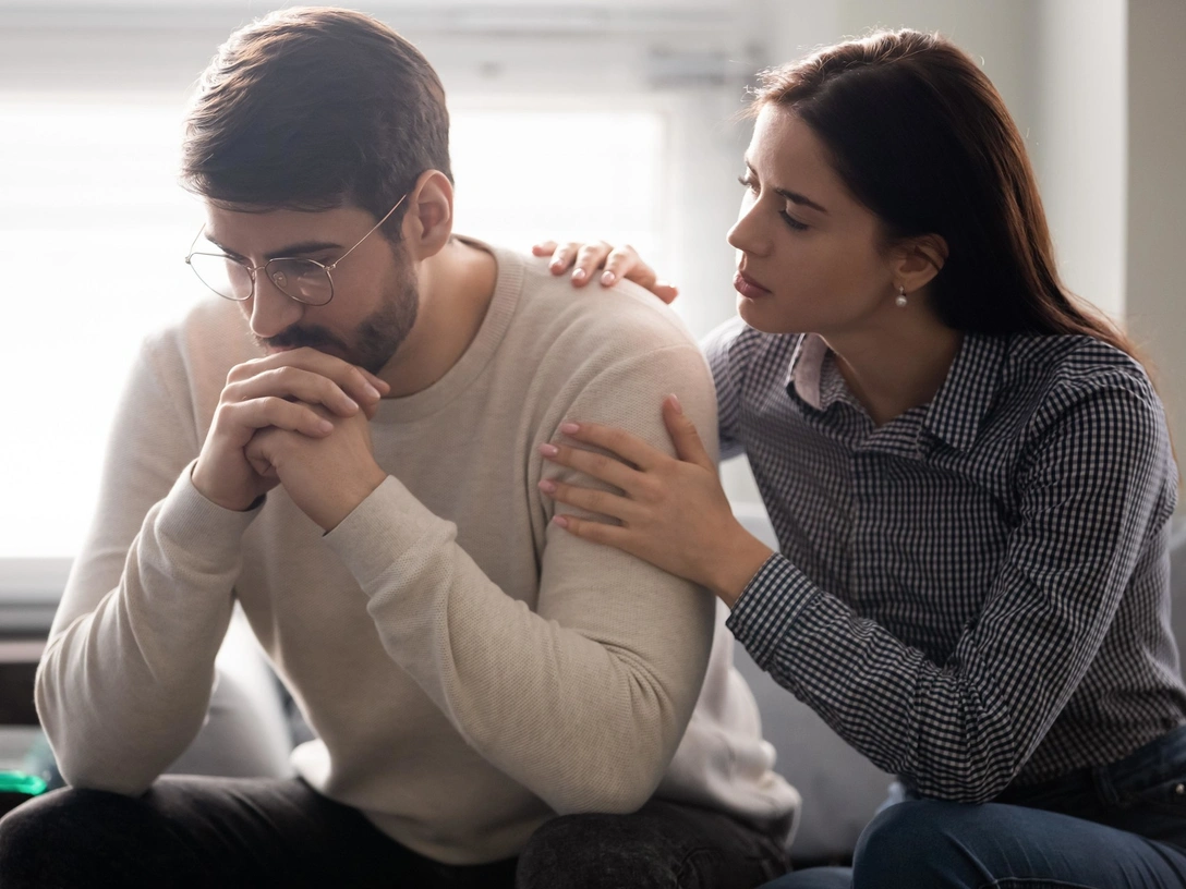 Боятся сказать правду: 5 неочевидных способов, которыми мужчины показывают свою обиду на вас | marieclaire.ru