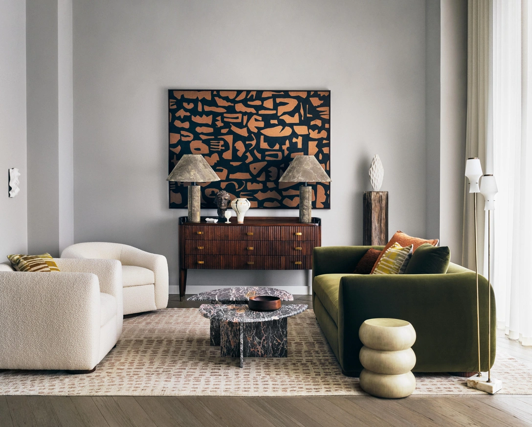 Диван и кресла, коллекция Sennen, Sedilia. Кресла обиты тканью, Tibor. Ковер Tread, Christopher Farr. Журнальный столик и торшер, винтаж, AU Bespoke. Деревянная чаша, Bird & Branch. Подушки, Tibor и The Conran Shop. Приставной столик Mrs Lots, Julian Chichester. Комод Cosmo, Fiona McDonald. Шторы, Nest Design. Краска Purbeck Stone, Farrow & Ball. На стене — работа Cutouts Maxi, Aeand Studio. Ваза Tide IV, работа Джули Нельсон. | Источник: Бен Андерс стиль: Лаура Фульмин