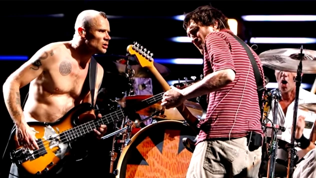 Музыканты Red Hot Chili Peppers с детским хором и еще 10 клипов недели