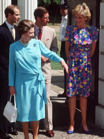 Диана поздравляет королеву-мать с днем рождения в Кларенс-Хаусе, 4 августа 1989