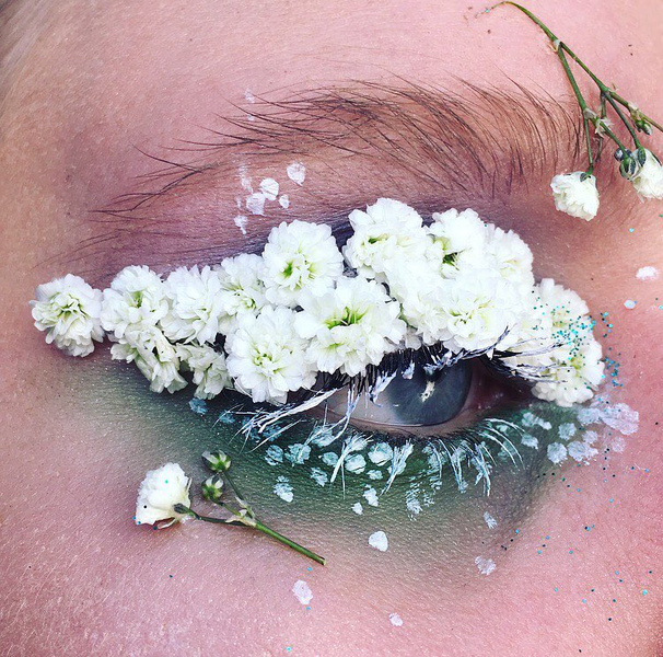 Новый инста-тренд: «цветочный макияж»