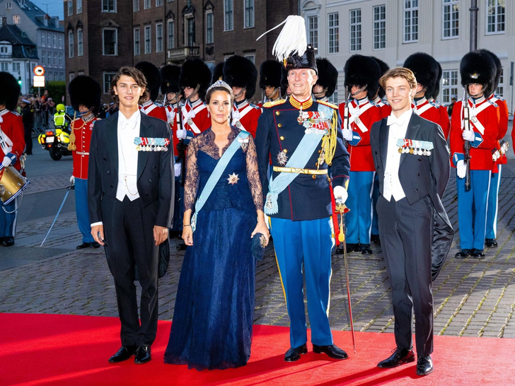 Слезы принцессы: как датская королевская семья отреагировала на лишение титулов — резкое и неожиданное
