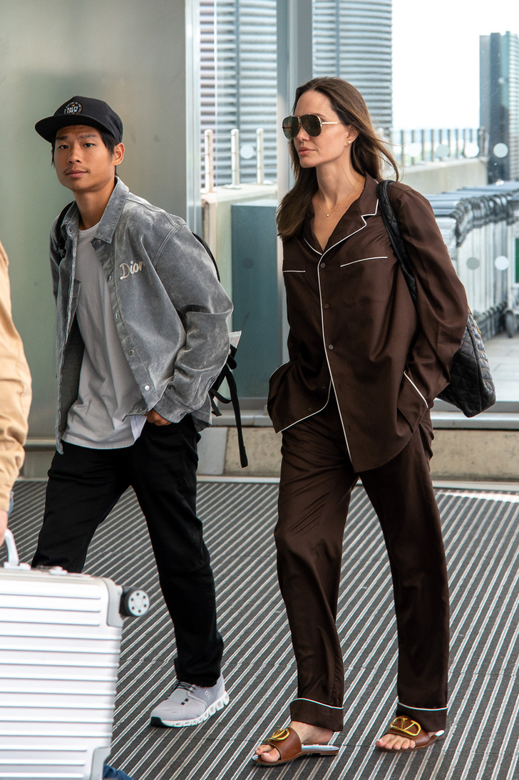 Как правильно носить пижамный костюм? Анджелина Джоли в коричневой «двойке» учит выглядеть расслабленно и эффектно