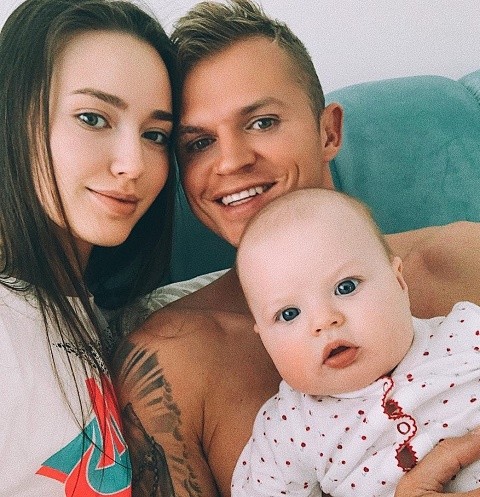 Дмитрий Тарасов опубликовал фото с женой и дочерью