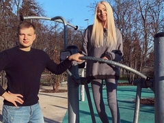 Ноги Алены Шишковой на новом фото не толще перекладин тренажера, но она готова набирать вес