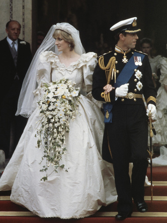 От свадебных платьев до роскошных мехов: какие образы Виндзоров повторили в сериале «Корона»