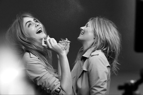 Кара Делевинь и Кейт Мосс на съемках рекламы My Burberry