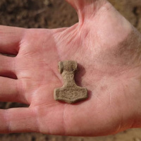 Амулет последнего из викингов: посмотрите на 1000-летний молот Тора, который нашли в Швеции