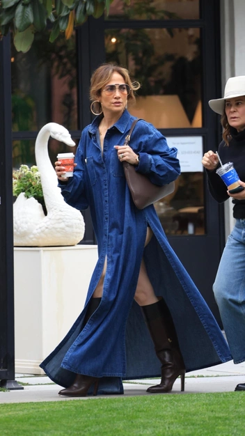 Видно все: Дженнифер Лопес в откровенном платье со смелыми разрезами показала стройные ноги | marieclaire.ru