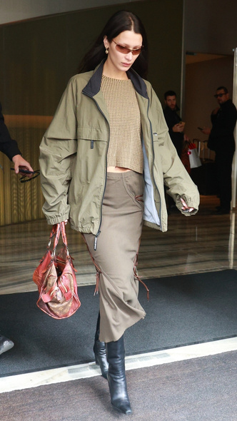 Белла Хадид учит носить самую трендовую верхнюю одежду этой осени — бомбер