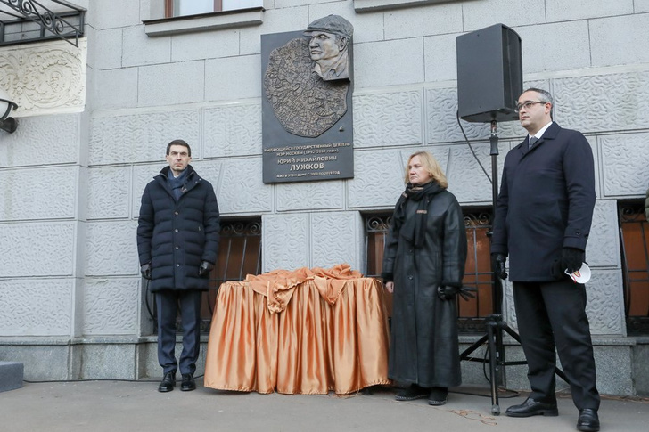 Похудевшая вдова Юрия Лужкова открыла мемориальную доску в его честь