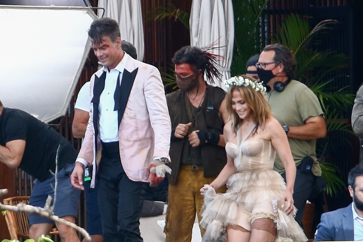 Дженнифер Лопес в свадебном платье и с новым женихом