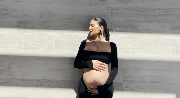 Кайли Дженнер подтвердила беременность и показала живот