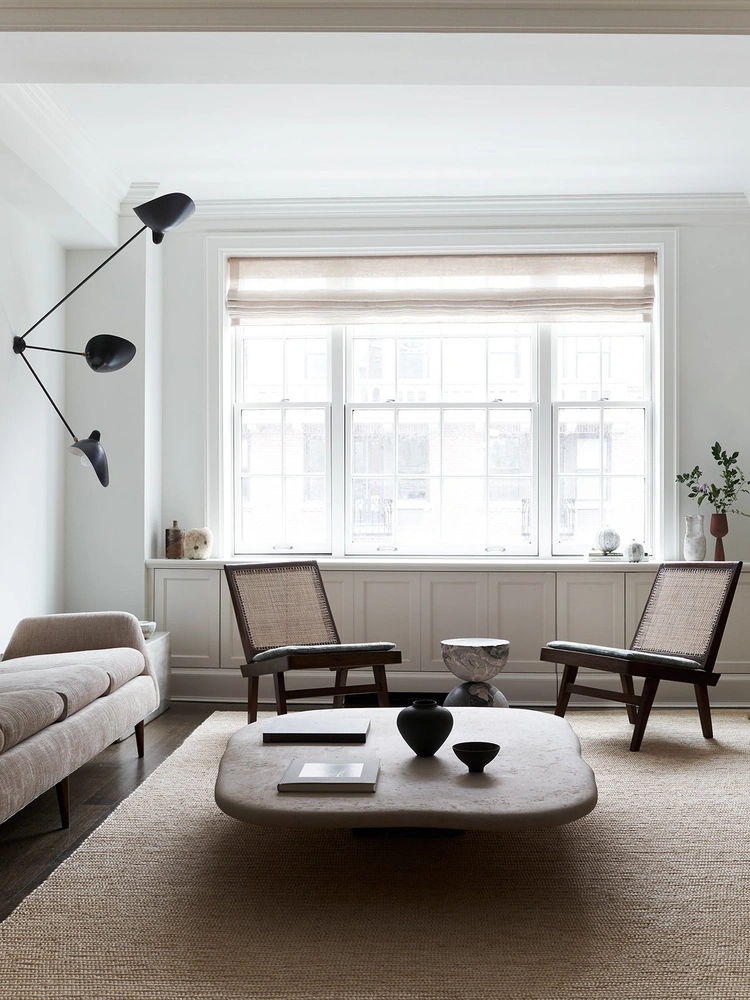 Шезлонги Kangaroo швейцарского архитектора Пьера Жаннере, стол у окна, созданный самой Сарой Вайнгорт, настенный светильник французского дизайнера Сержа Муйе. | Источник: Адриан Гаут