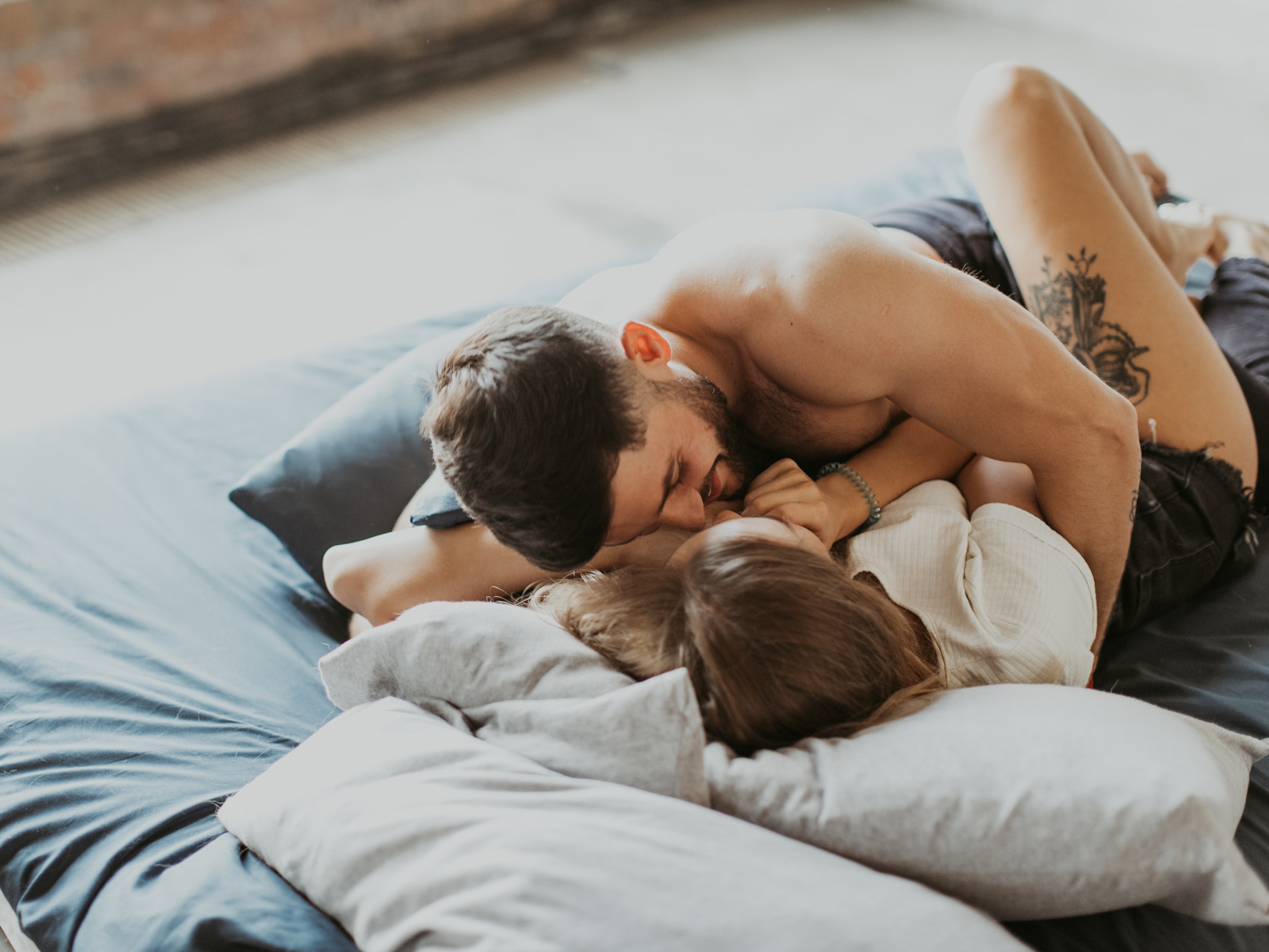 Разжигаем страсть: 35 фраз, которые мужчины действительно хотят слышать в постели — попробуйте их