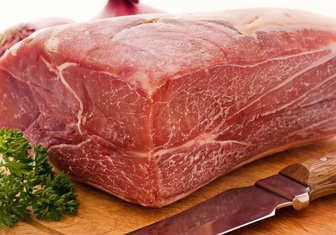 Почему на срезе мяса появляется перламутровая пленка?
