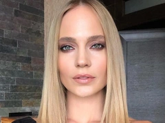 На красный свет: 33-летняя Глюкоза покоряет Баку в полностью облегающем алом комбинезоне