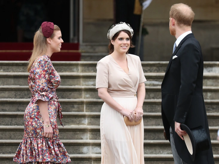 Принцессы Беатрис и Евгения и принц Гарри во время чайной вечеринки в саду Букингемского дворца, 29 мая 2019