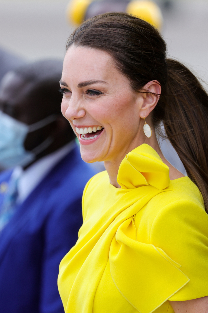 Цветущая мимоза: Кейт Миддлтон в желтом «летящем» платье Roksanda и с клатчем Salvatore Ferragamo на Ямайке