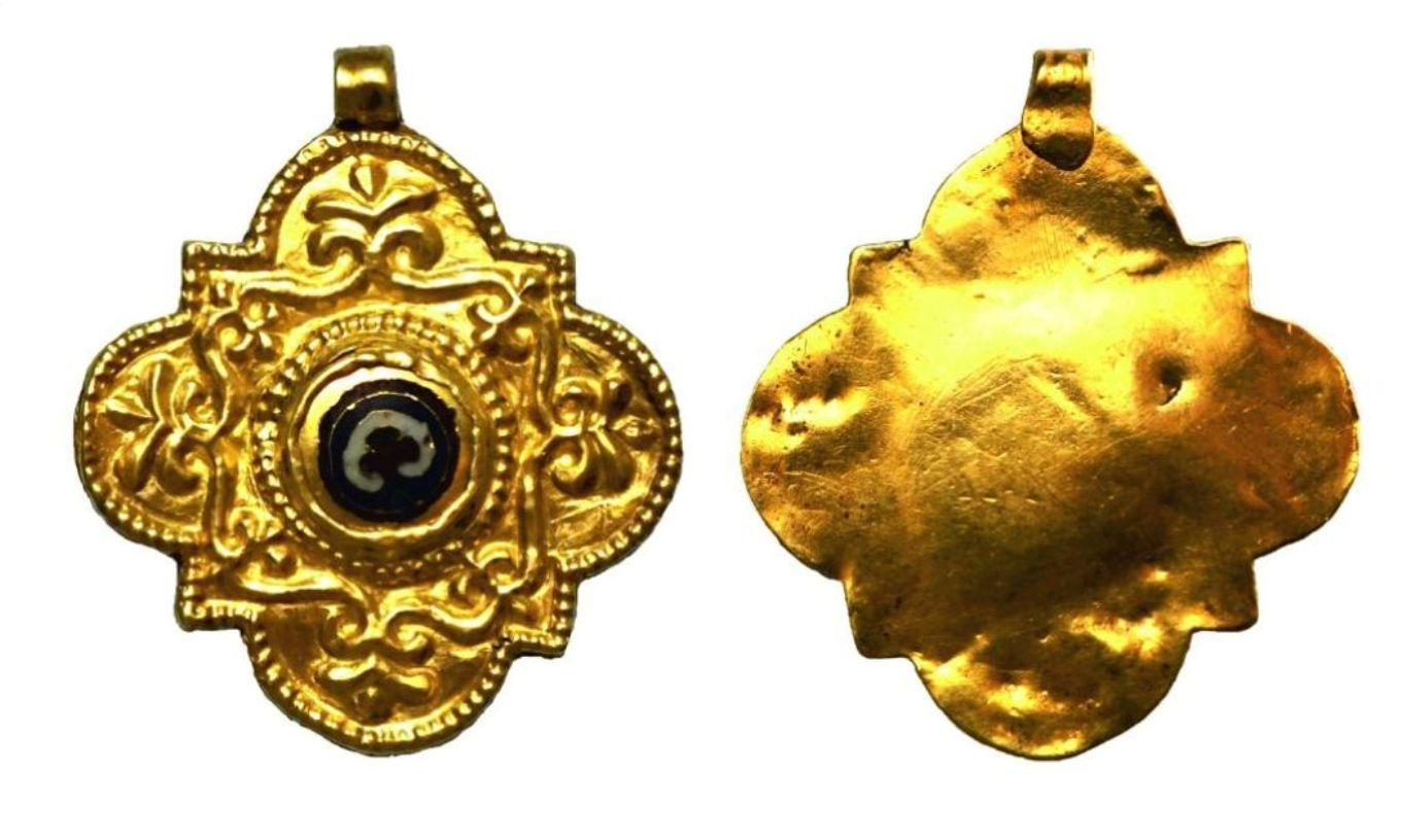 Новгородская модница 13 века щеголяла подвесками с византийской эмалью