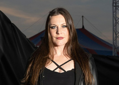 У 41-летней солистки Nightwish Флор Янсен нашли рак груди