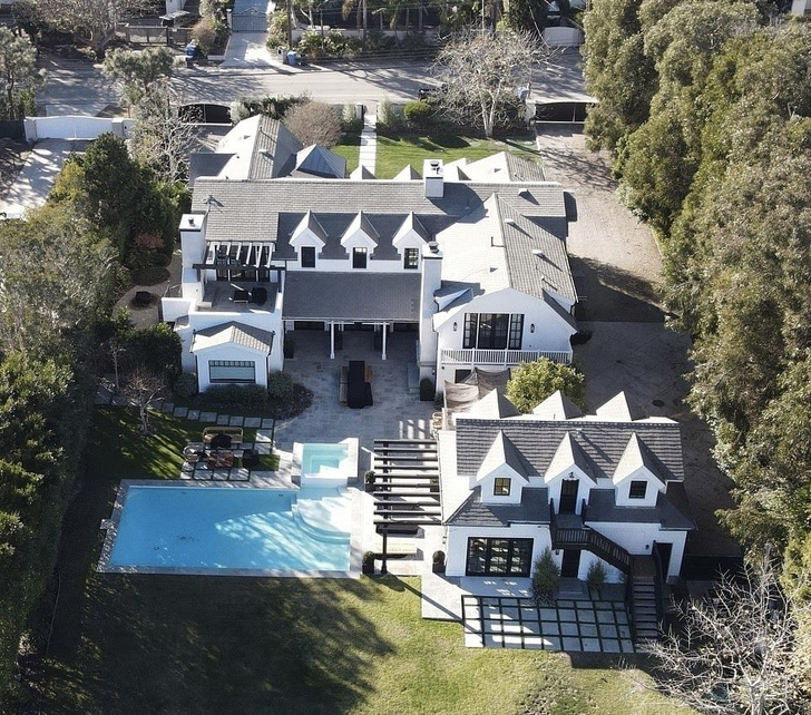 Новый уровень отношений: Дакота Джонсон и Крис Мартин вместе купили роскошный дом в Малибу