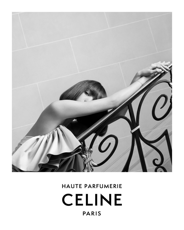 Фото №2 - Лиса из k-pop группы BLACKPINK стала лицом первой парфюмерной коллекции Celine