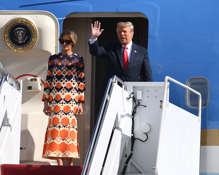 Отпускное платье Gucci и широкая улыбка: Мелания Трамп с радостью возвращается к «обычной» жизни