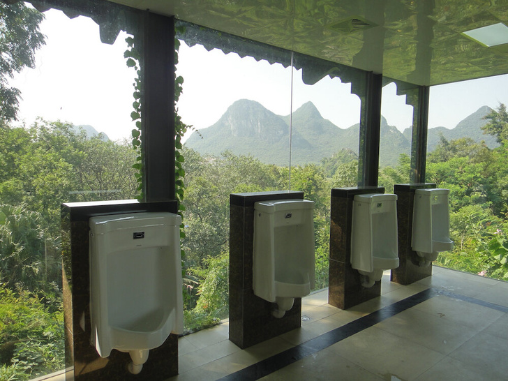 Фото №17 - 10 общественных туалетов с роскошными видами
