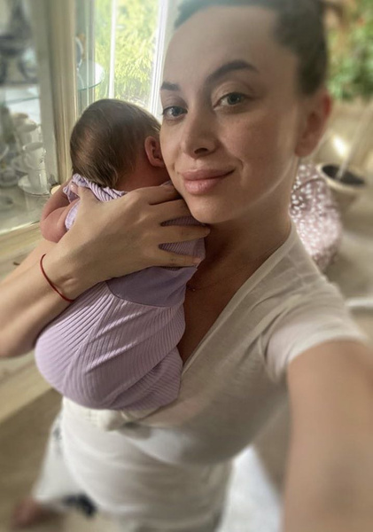 «Нам 12 дней»: Наталья Фриске с новорожденной дочерью на руках – фото