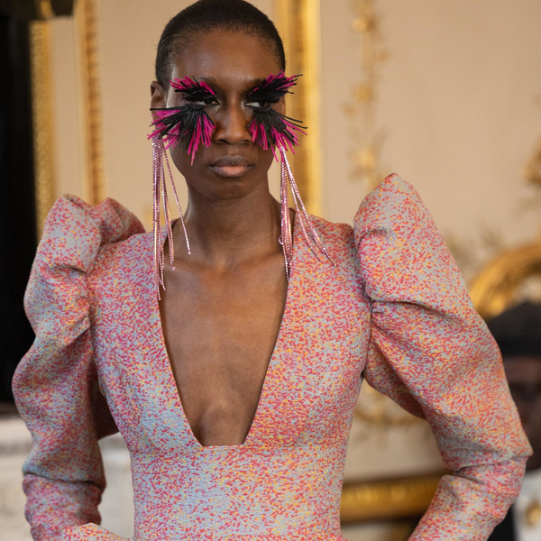 Хлопай ресницами и взлетай: разбираем самый безумный бьюти-тренд с Недели моды в Париже