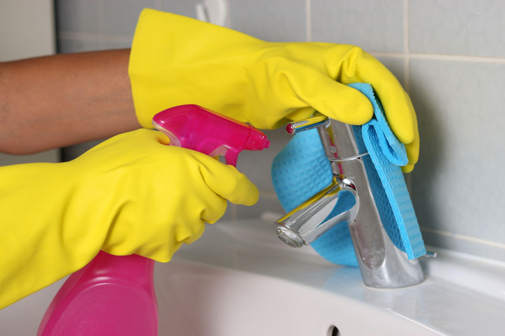 На вашей зубной щетке живут микробы из унитаза: 5 причин, почему ванная — самое грязное место в доме